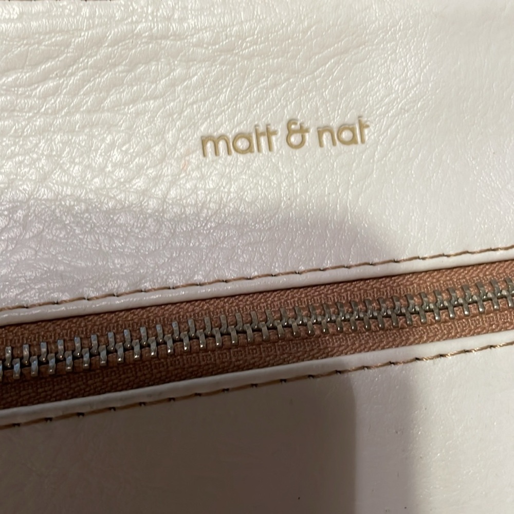 Matt & Nat tote bag cream colored with gold lining 3 pockets in front - Picture 2 of 10